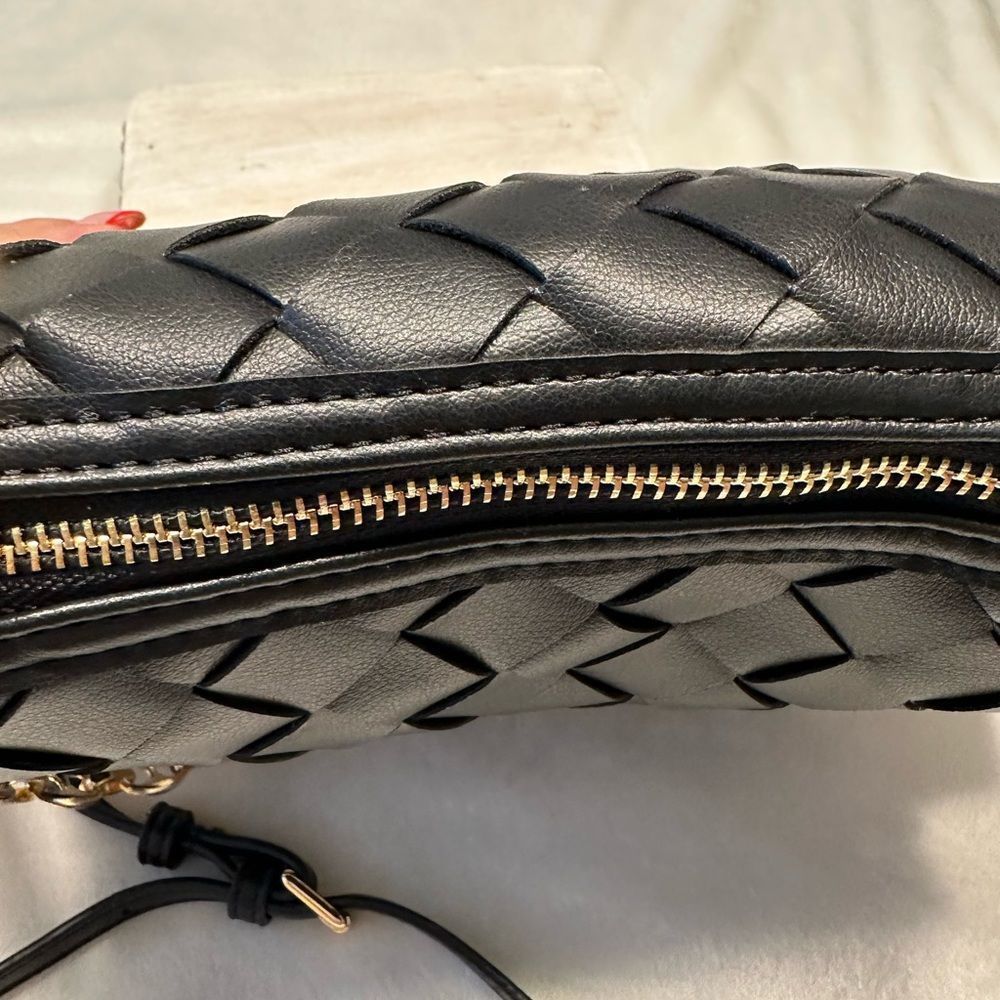 Quilted Vegan Crossbody NWT - Picture 4 of 8